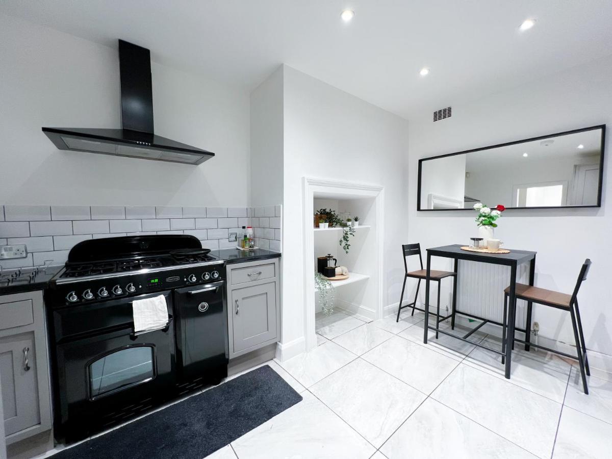 런던 Stylish 3 Bed Flat With Garden 아파트 외부 사진