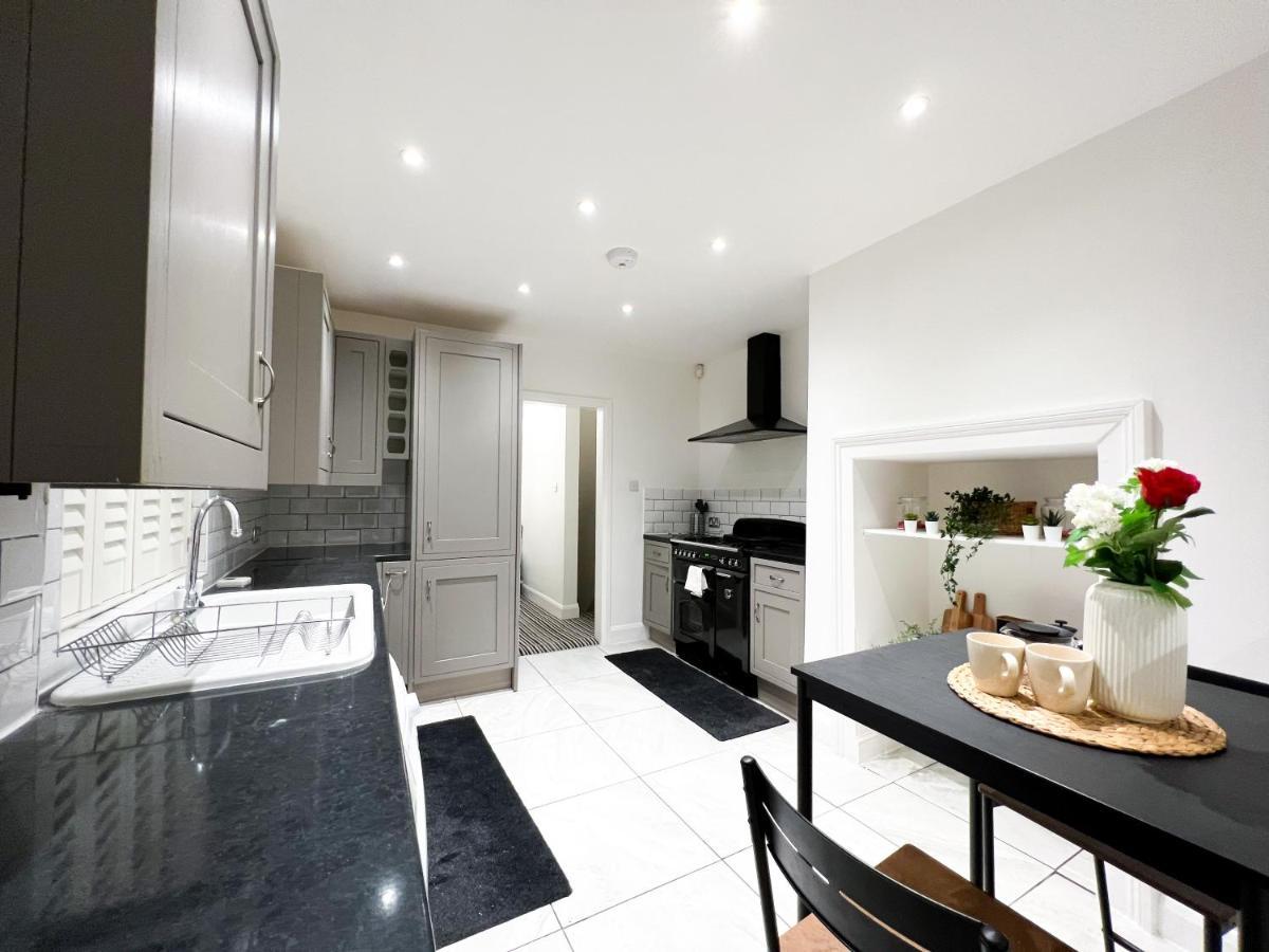 런던 Stylish 3 Bed Flat With Garden 아파트 외부 사진